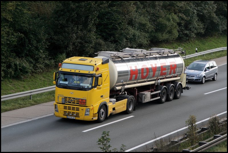 Volvo FH12 480PS transportiert in einem HOYER Tankauflieger Natriumaluminat-Lsungen in Richtung Ruhrgebiet. (25.09.2008)
