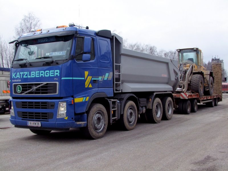 VOLVO FH480 holt den Tiefladeranhnger mit Radlader vom Bhf. Ried i.I. ab; 090320