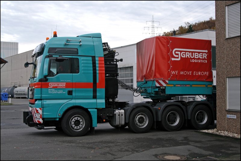 Vor der Firmentr geparkt: Der MAN TGX 41.680 auf dem Betriebsgelnde der GRUBER LOGISTICS AG Germany in Kreuztal.
