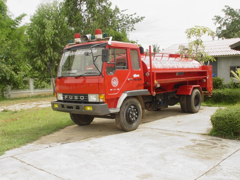 Vor der Gemeindeverwaltung eines kleinen thailndischen Dorfes steht tglich whrend der Arbeitszeit dieses Feuerwehrfahrzeug fr den Fall der Flle. Es handelt sich hier um ein Mitsubishi Fahrzeug. (04.07.2009)