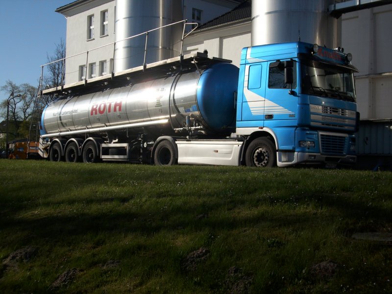 Vor der Molkerei in Bergen/Rgen lieferte am 25.April 2009 dieser DAF-LKW die Milch ab.