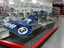Ein Formel 1 Wagen mit drei sechs Rädern am 11.11.14 im Technik Museum Sinsheim 