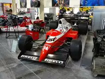 Ein Formel 1 Wagen am 11.11.14 im Technik Museum Sinsheim 
