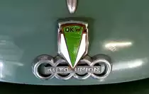 DKW, steht f�r Deutscher Kraft Wagen, Logo auf der K�hlerhaube eines PKW F89 von 1952, Nov.2014