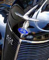 Ford Werke AG Kln, Khlerfigur, Logo und Schriftzug am Oldtimer-PKW Ford Eifel von 1937, Nov.2014