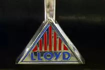 Lloyd Motorenwerke GmbH Bremen, Logo auf der K�hlerhaube des PKW Lloyd 300  Leukoplastbomber  Baujahr 1952, der Kleinwagen mit Sperrholzkarosserie und Kunstlederbespannung wurde �ber 18.000 mal gebaut, Nov.2014