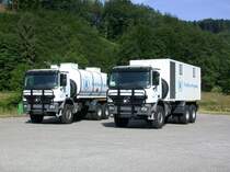 Zwei neue Actros fr die World Food Programme Organisation in Afrika bei der berfhrungsfahrt.