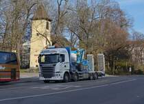 SCANIA: SCANIA G 410 mit interessanter Beladung vor historischer Kulisse auf dem Bahnhofplatz Regensburg am 21. November 2014.
Foto: Walter Ruetsch