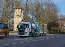SCANIA: SCANIA G 410 mit interessanter Beladung vor historischer Kulisse auf dem Bahnhofplatz Regensburg am 21. November 2014.
Foto: Walter Ruetsch