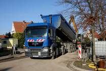 MAN 18.400 Sattel Kipper im Baueinsatz am 25.11.2014 in Hasbergen.