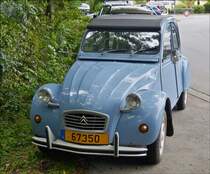  2 CV 6 Spécial, gesehen am Wegesrand am 10.08.2014. 