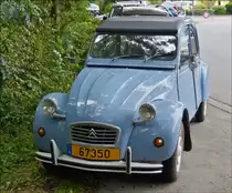  2 CV 6 Spécial, gesehen am Wegesrand am 10.08.2014. 