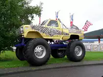 Monstertruck mit Ford-Karosserie auf einem Parkplatz in Trier am 27.08.2010