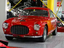 Ein älterer Ferrari am 22.11.14 im Technik Museum Sinsheim 
