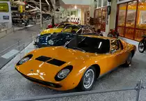 Ein alter Lamborghini am 22.11.14 im Technik Museum Sinsheim 