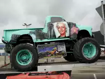 Monstertruck mit der Karosserie eines Chevrolet Pick-Ups steht am 04.09.2011 auf einem Parkplatz in Trier