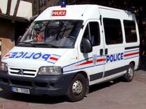 Citron-Polizeibus kurvt durch die engen Altstadtgassen von Straburg: 080830