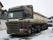 Scania R 420 übers Wochenende auf einem Parkplatz in Trier abgestellt, aufgenommen am 05.12.2010