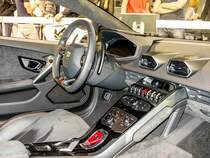 Lamborghini Huracán Interieuraufnahme, Sitzprobe auf dem Auto Zürich 2014.