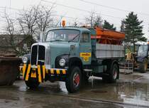 SAURER: Soeben wird dieser sehr gut erhaltene SAURER 5 DM für den Winterdienst vorbereitet, da gemäss dem Wetterbericht in den höheren Regionen bald mit Schnee und Eis zu rechnen ist. Die Aufnahme ist am 3. Dezember 2014 in Niederbipp entstanden.
Foto: Walter Ruetsch