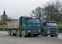 MERCEDES/VOLVO: Mercedes ACTROS 3248 Kipper und Volvo FM 12 420 Kipper anlässlich der  Znünipause  in L'Isle am 4. Dezember 2014.
Foto: Walter Ruetsch