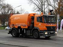 VBK Mercedes Benz Axor am 04.12.14 in Karlsruhe beim Reinigen der Gleise