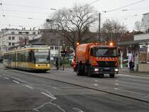 VBK Mercedes Benz Axor am 04.12.14 in Karlsruhe beim Reinigen der Gleise