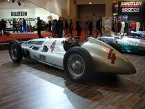 Mercedes Benz W154 Grand Prix Rennwagen von 1938. Der W154 entstand aufgrund der Hubraumformel für GP Rennwagen, die ab 1938 galt. Die sogenannte 3.0l Formel erlaubte allerdings eine Motorenaufladung. Der von zwei Roots-Kompressoren  aufgeladene  Motor leistet zwischen 450 und 480 PS aus 2962 cm³ Hubraum. Mit einem solchen Wagen wurde Rudolf Caracciola 1938 Grand Prix Europameister. Essen-Motor-Show am 05.12.2014.