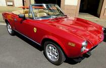 Fiat 2000, der Fiat 124 Spider wurde ab 1978 mit dem 2,oLiter-Motor als Fiat 2000 vermarktet und bis 1982 gebaut, Waldkircher Sonntag, Juli 2014 