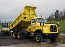 Militärfahrzeuge CH von Walter Ruetsch
SAURER: Privat genutzter ehemaliger Militär Saurer D 330 Muldenkipper 6 x 4. Der gelbe Anstrich hat den Militäroldtimer mit Jahrgang 1979 drastisch verjüngt. Die Aufnahme entstand am 6. Dezember 2014 bei Gondiswil.
Foto: Walter Ruetsch