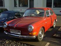 VW Typ 3 1600 TL. 1970 - 1973. Die TL-Modelle mit dem Fließheck wurden bereits im August 1965 vorgestellt. Ab 1970 wurde dem Typ 3 einem letzten Facelift unterzogen. Aus seinem     4-Zylinderboxermotor leistet der Wagen 54 PS aus 1584 cm³ Hubraum. Besucherparkplatz der Düsseldorfer Classic Remise am 07.12.2014.