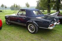 Mercedes Benz W113. 1963 - 1967. Der W113 wurde 1963 als Nachfolger des legendären 190 SL vorgestellt. Der 6-Zylinderreihenmotor mit Boschbenzineinspritzpumpe leistet 150 PS aus 2281 cm³ Hubraum. Schloß Nordkirchen im Münsterland am 05.09.2014.