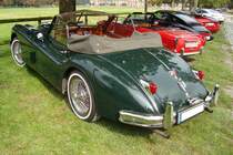 Jaguar XK 140 DHC. 1954 - 1957. Der 6-Zylinderreihenmotor leistet 190 PS aus 3442 cm³ Hubraum. Schloß Nordkirchen im Münsterland am 05.09.2014.