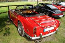 Triumph TR250. 1968 - 1969. Im Grunde ist ein TR250 ein TR5, der durch Umrüstung auf zwei Vergaser auf die Abgasbestimmungen in den USA, dem wichtigsten Exportland für die Marke Triumph, eingestellt wurde. Der 6-Zylinderreihenmotor leistet aus seinen 2.5l Hubraum 105 PS. Schloß Nordkirchen im Münsterland am 05.09.2014.