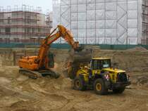 Volvo Kettenbagger beim  Beladen  eines Komatsu WA 380 Radladers am 25.11.2014 auf einer Baustelle in Berlin-Dahlem. 