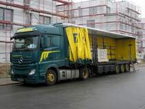 MB Actros Sattelzugmaschine mit  geöffnetem  Krone-Gardinenauflieger am 25.11.2014 in Berlin-Dahlem. 