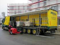 Mitnahme-Gabelstapler beim Entladen eines Gardinenplanen-Aufliegers am 25.11.2014 in Berlin-Dahlem.