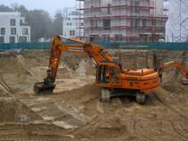 Volvo Kettenbagger bei  Feinarbeiten  auf einer Baustelle in Berlin-Dahlem am 25.11.2014