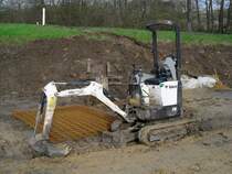 Bobcat E 10 auf einer Baustelle an der N14 bei Biwer, Lux. am 04.04.2010