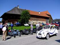 2CV vor der Kulisse Stehrerhof; 140706