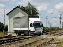 SCANIA P230, quert einen Bahnübergang bei Bruck/Leitha; 140701