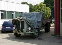 SAURER: Dieser Saurer-Kipper Typ S4C wurde nach der Schliessung der Borregard ehemals Cellulose Fabrik Attisholz AG von einer mechanischen Werkstätte für Landmaschinen übernommen. Die Aufnahme der Ankunft in Riedholz (mit eigener Kraft!) ist am 23. März 2007 entstanden. Im Jahre 2011 wurde dieser Oldtimer an einen Sammler zur Aufarbeitung veräussert.   
Foto: Walter Ruetsch 