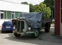 SAURER: Dieser Saurer-Kipper Typ S4C wurde nach der Schliessung der Borregard ehemals Cellulose Fabrik Attisholz AG von einer mechanischen Werkstätte für Landmaschinen übernommen. Die Aufnahme der Ankunft in Riedholz (mit eigener Kraft!) ist am 23. März 2007 entstanden. Im Jahre 2011 wurde dieser Oldtimer an einen Sammler zur Aufarbeitung veräussert.   
Foto: Walter Ruetsch 