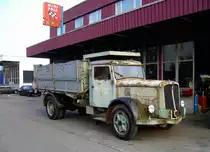 SAURER: Dieser Saurer-Kipper Typ S4C wurde nach der Schliessung der Borregard ehemals Cellulose Fabrik Attisholz AG von einer mechanischen Werkstätte für Landmaschinen übernommen. Die Aufnahme der Ankunft in Riedholz (mit eigener Kraft!) ist am 23. März 2007 entstanden.  
Foto: Walter Ruetsch 