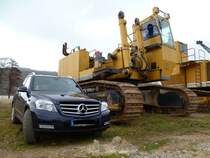 Mercedes-Benz GLK im Größenvergleich mit einem Demag H 121 am 10.03.2013