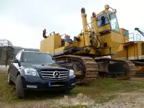 Mercedes-Benz GLK im Größenvergleich mit einem Demag H 121 am 10.03.2013