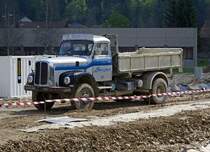 SAURER: Am 30. April 2007 stand dieser schöne Saurer 5DM-Kipper mit silbernem Grill noch als Baustellenfahrzeug (ohnen Kennzeichen) im Waadtländer-Jura bei Le Brassus im Einsatz.
Foto: Walter Ruetsch  