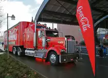 KENWORT: KENWORT Sattelschlepper als Weihnachtstruck der COCA-COLA samt Samichlaus in Schönbühl zu Gast am 20. Dezember 2014.
Foto: Walter Ruetsch