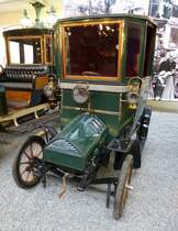 Piccolo Coupe Landaulet, ein Oldtimer aus deutscher Produktion, Baujahr 1907, luftgekhlter 2-Zyl.Motor mit 794ccm und 7PS, Vmax.50Km/h, die Firma wurde 1910 von den Apollo-Werken bernommen, Automobilmuseum Mlhausen, Nov.2013