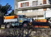 SAURER: Am 22. Dezember 2014 wartet in Niederbipp ein SAURER 5DM-Kipper mit montiertem Schneepflug bei herrlichem  Frühlingswetter  noch immer auf den ersten Schnee.
Foto: Walter Ruetsch 